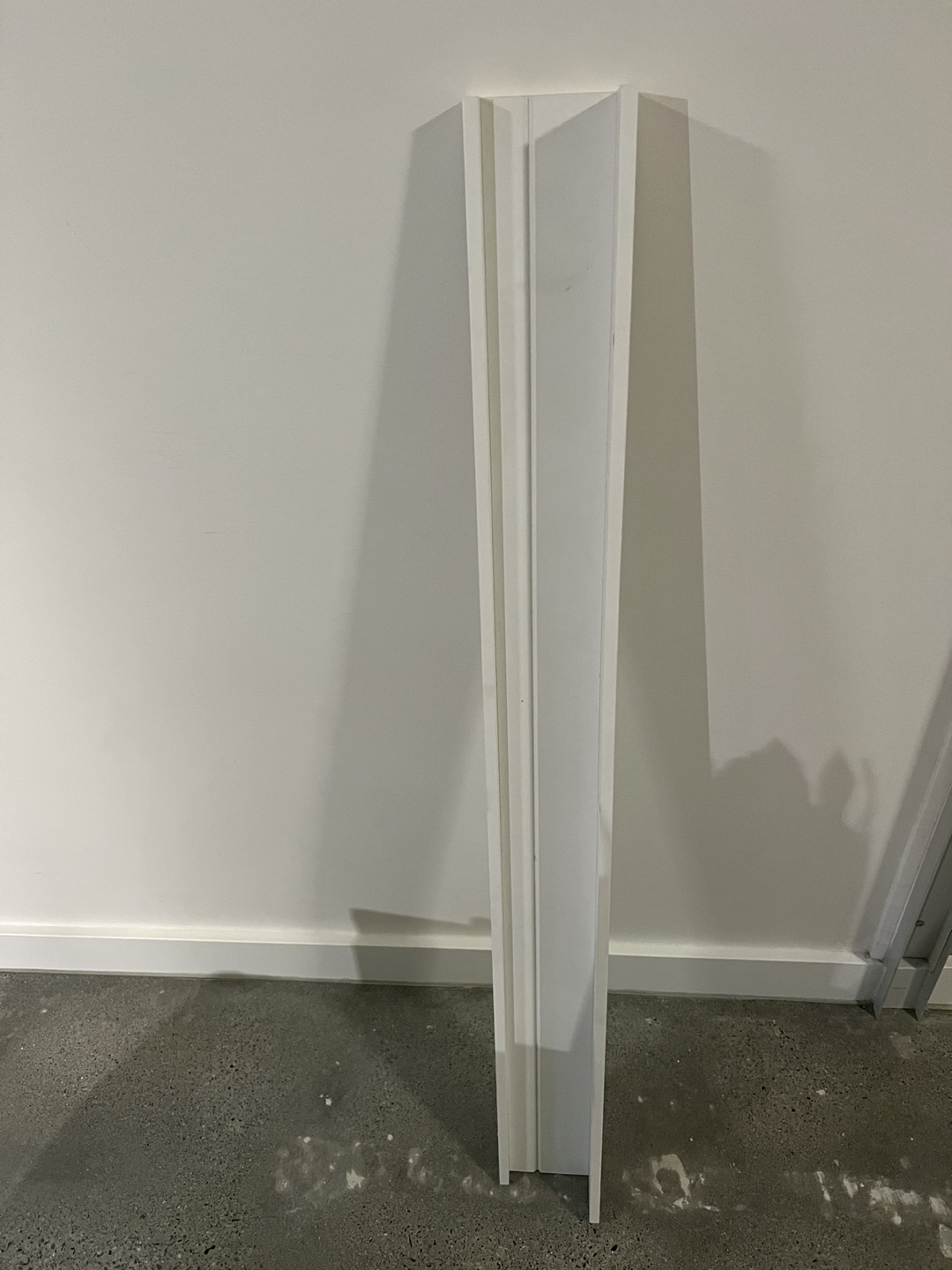 Shelf with a ledge on it image indicator(2)