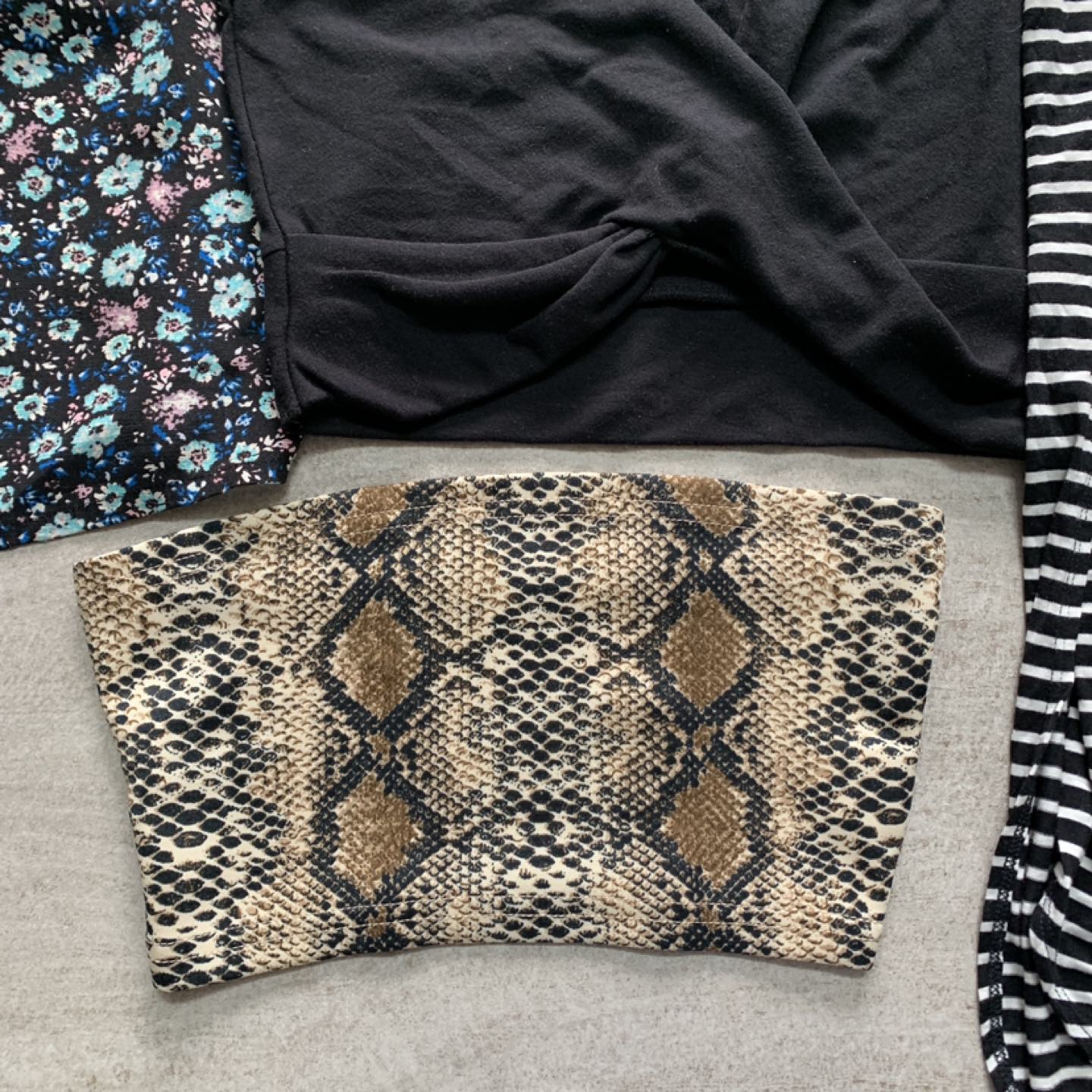 XS/S Lot of 9 Pieces Women’s Tops and Leggings - photo 5