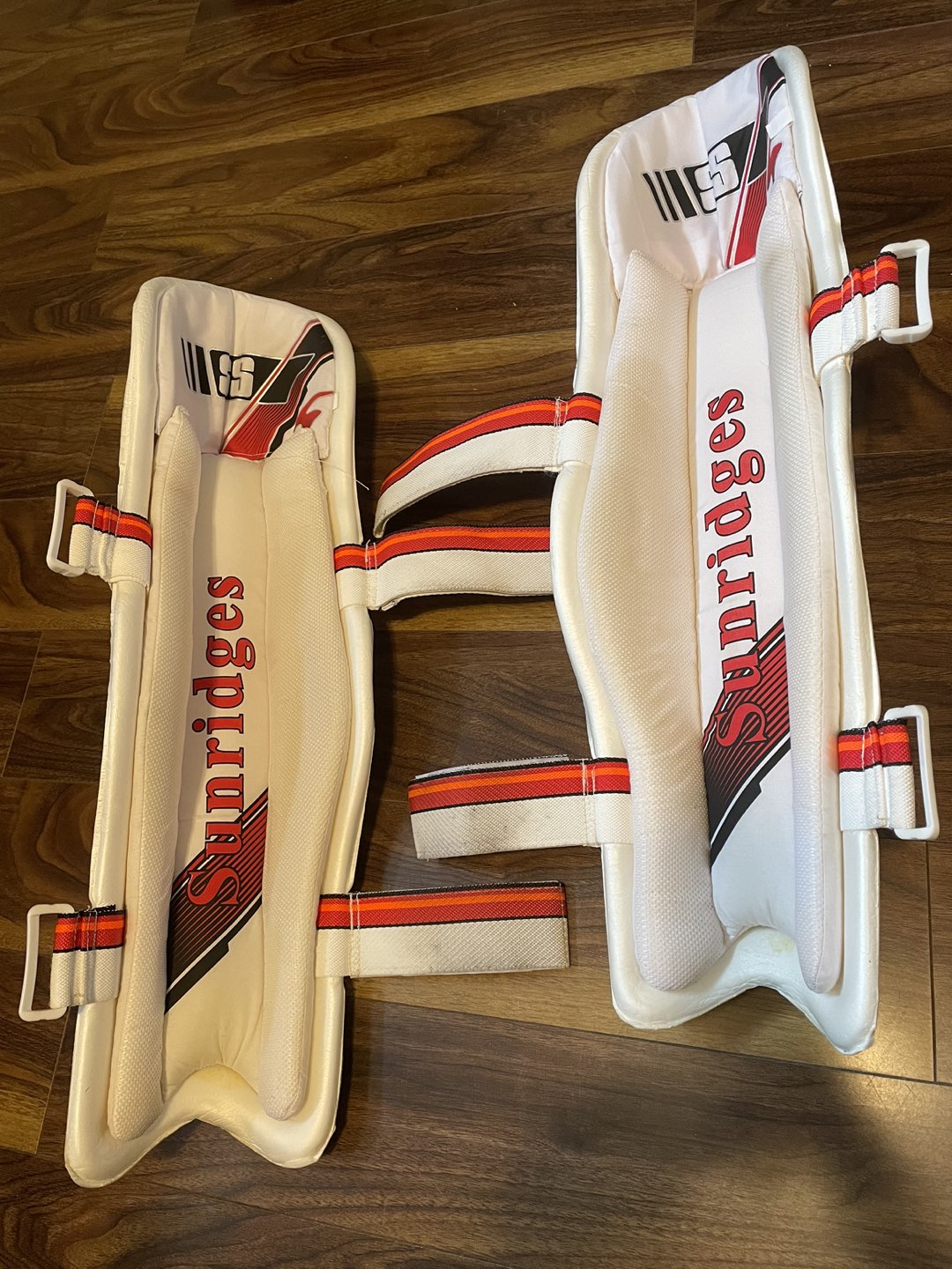 SS Aerolite Cricket Batting Pad with black pad cover image indicator(2)