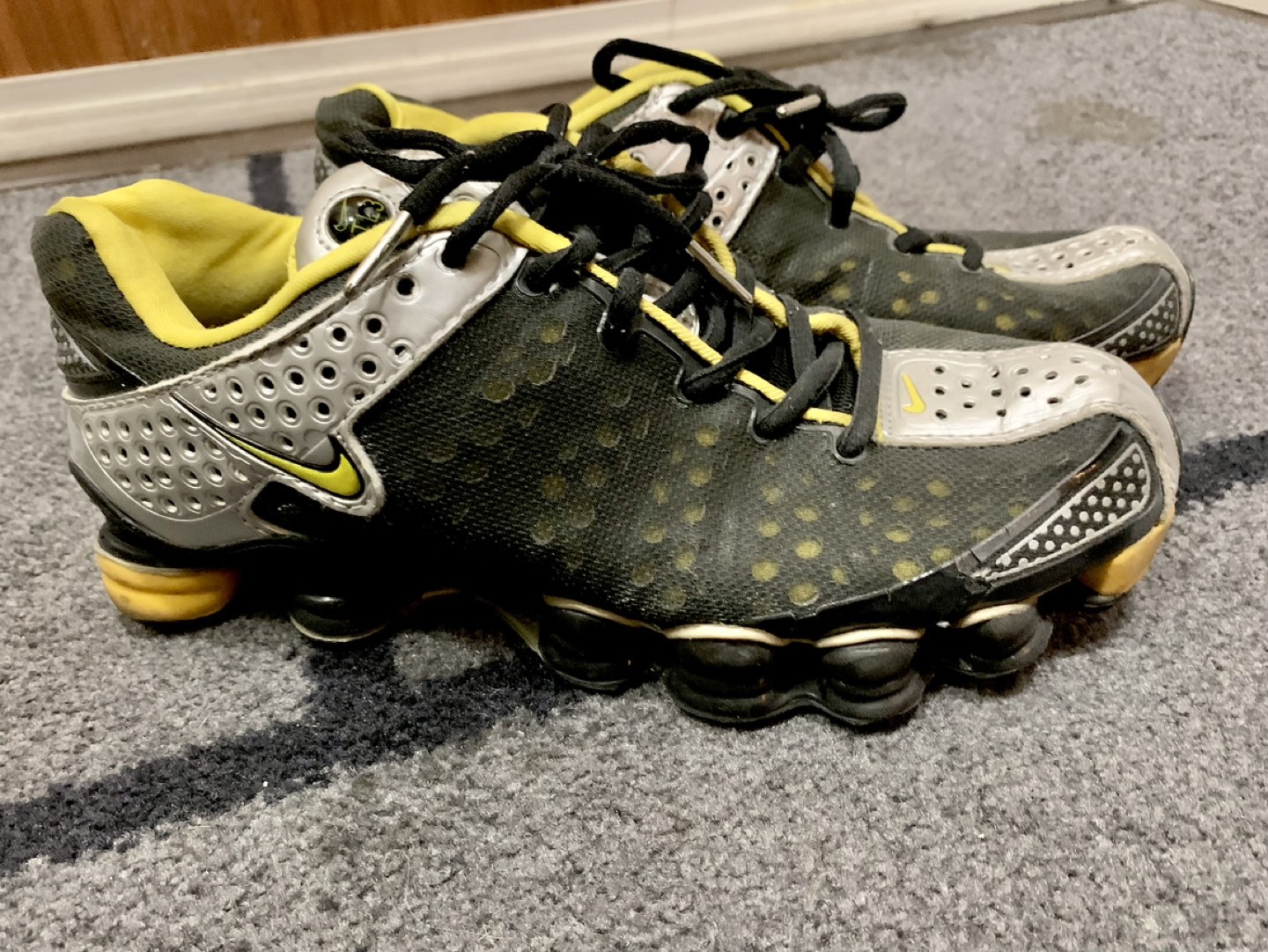 Nike Shox thumbnail