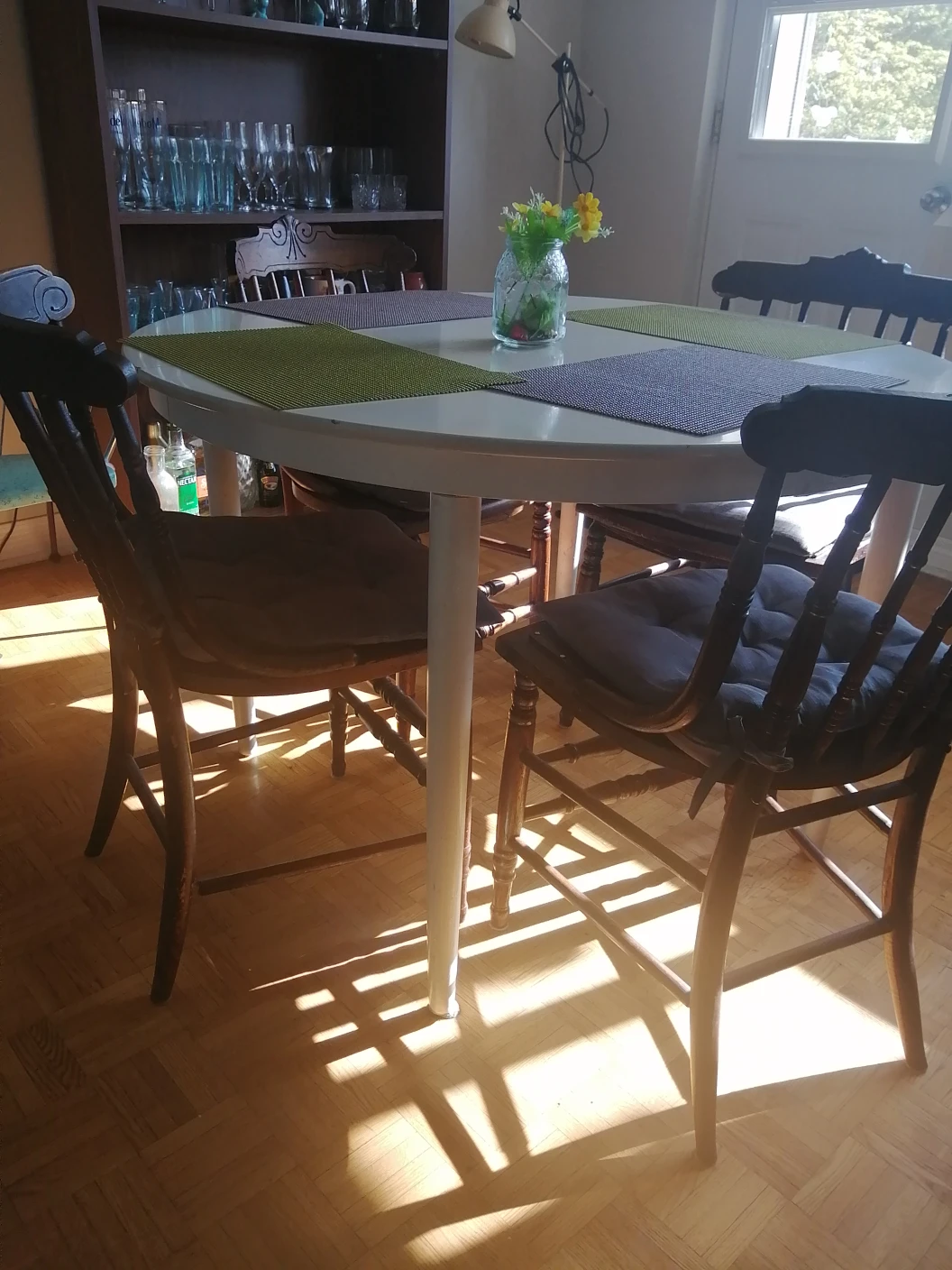 Dining table and 4 chairs.