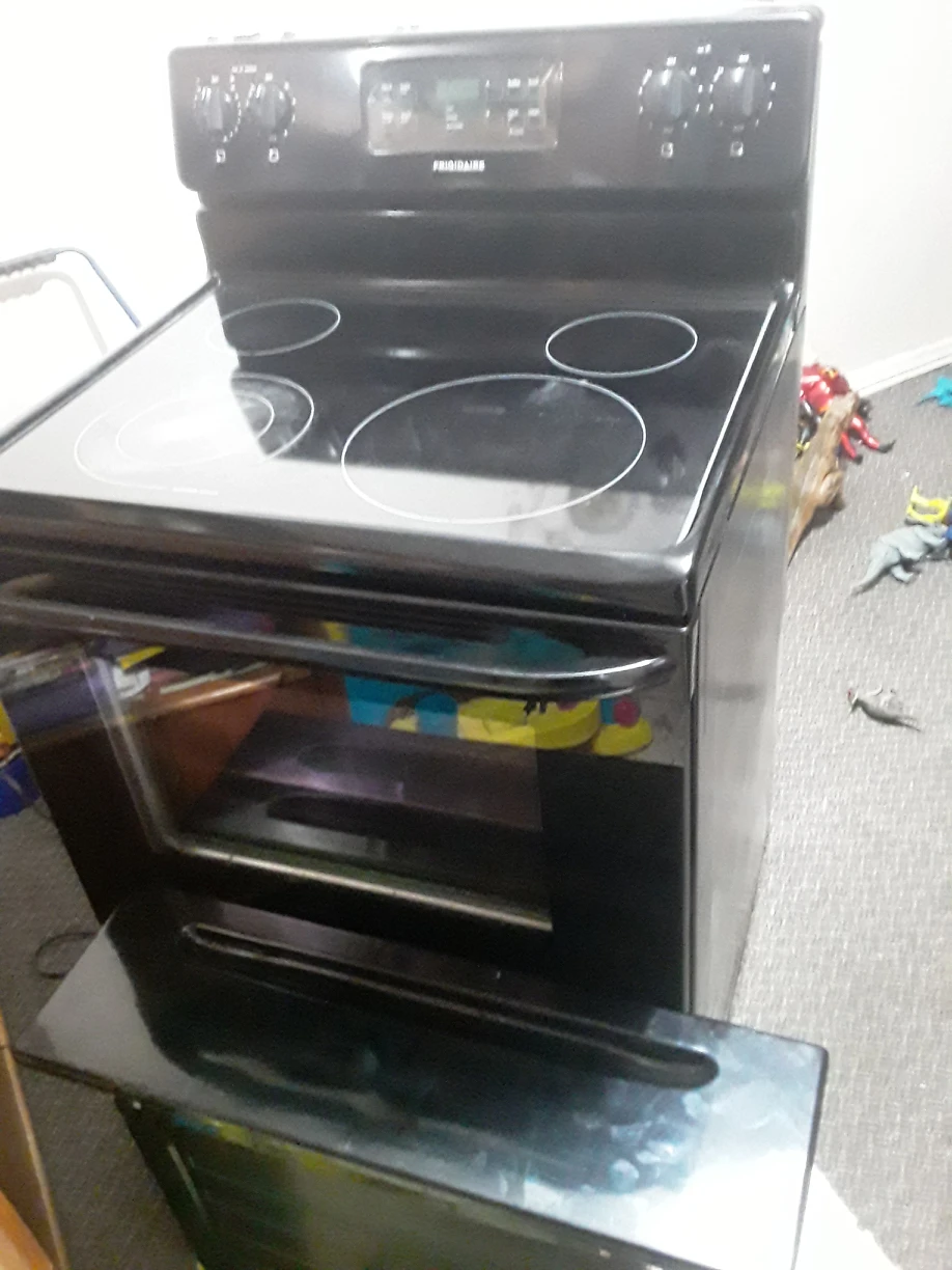 Frigidaire Stove thumbnail