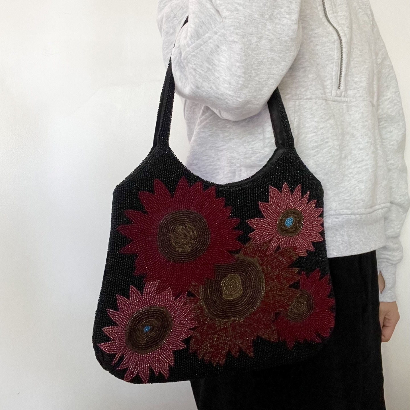 Handmade beaded shoulder bag image indicator(4)