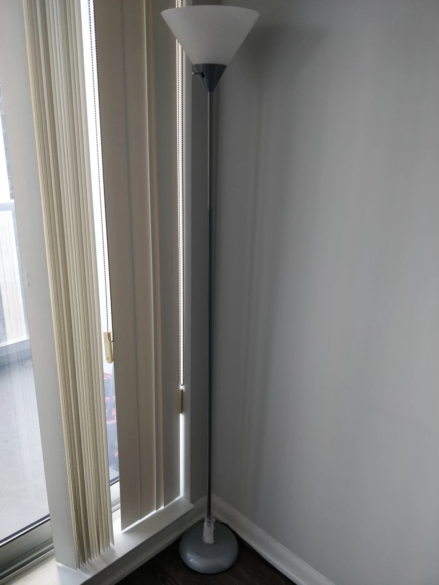 Floor lamp with smart dimmable bulb