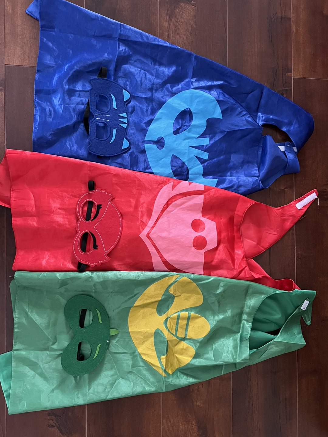 Dress up capes and masks thumbnail