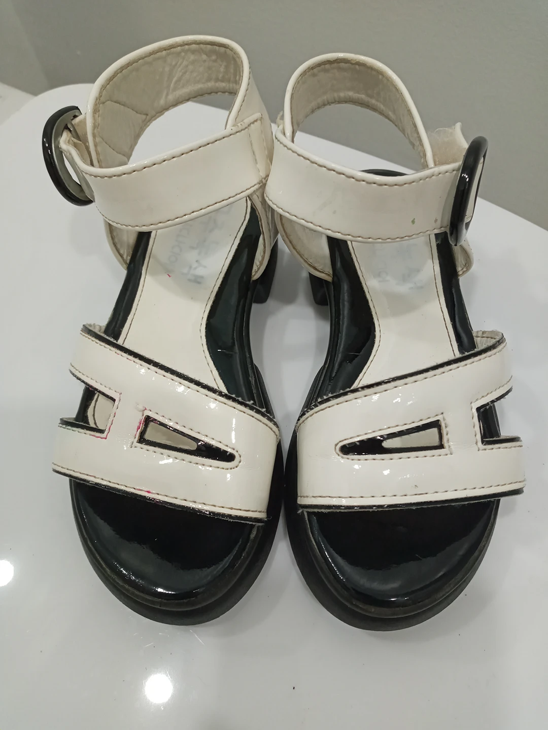 Girl's sandals