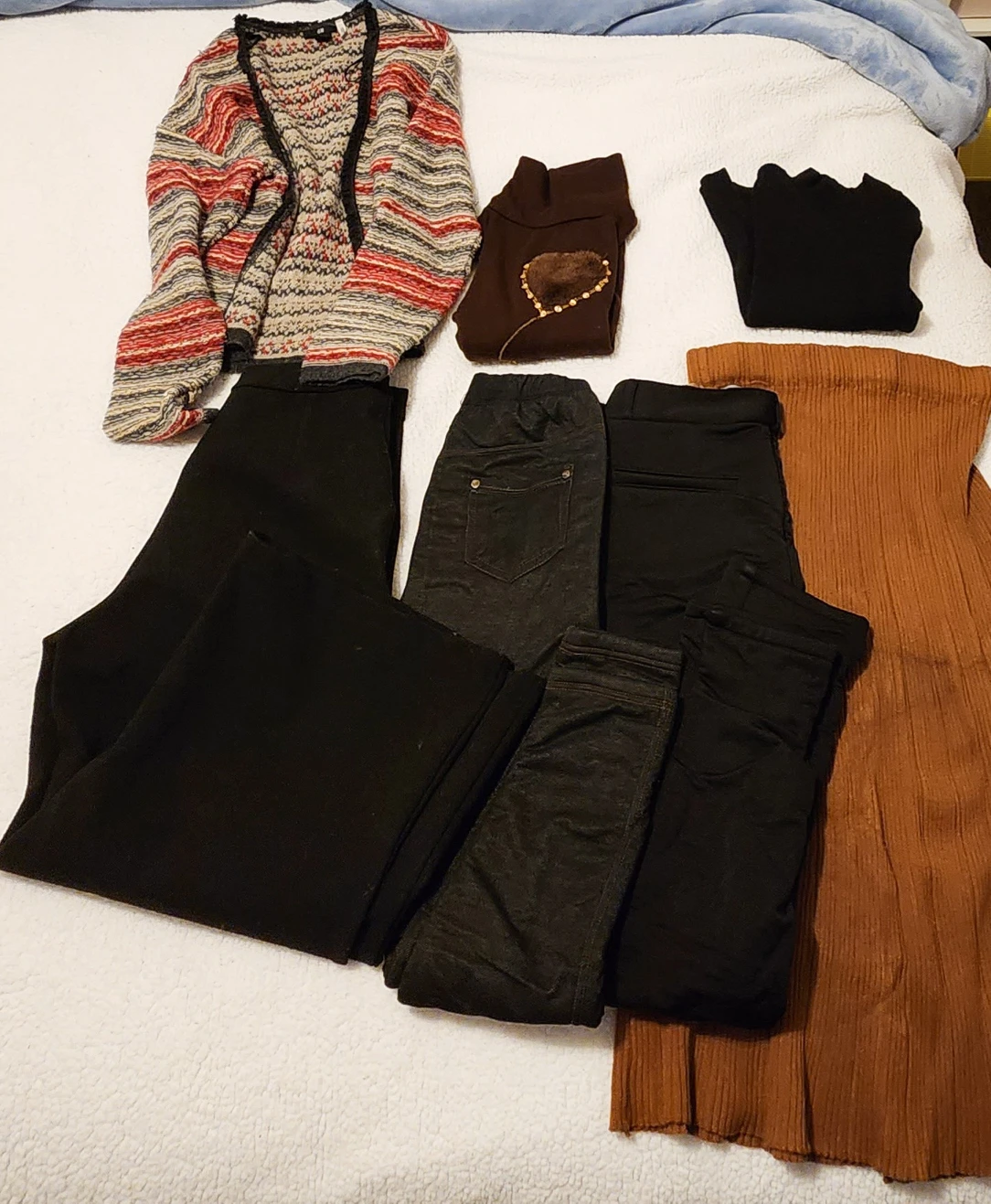 FREE Clothing Bundle / Size XS-S / Shoe Size US 6 thumbnail