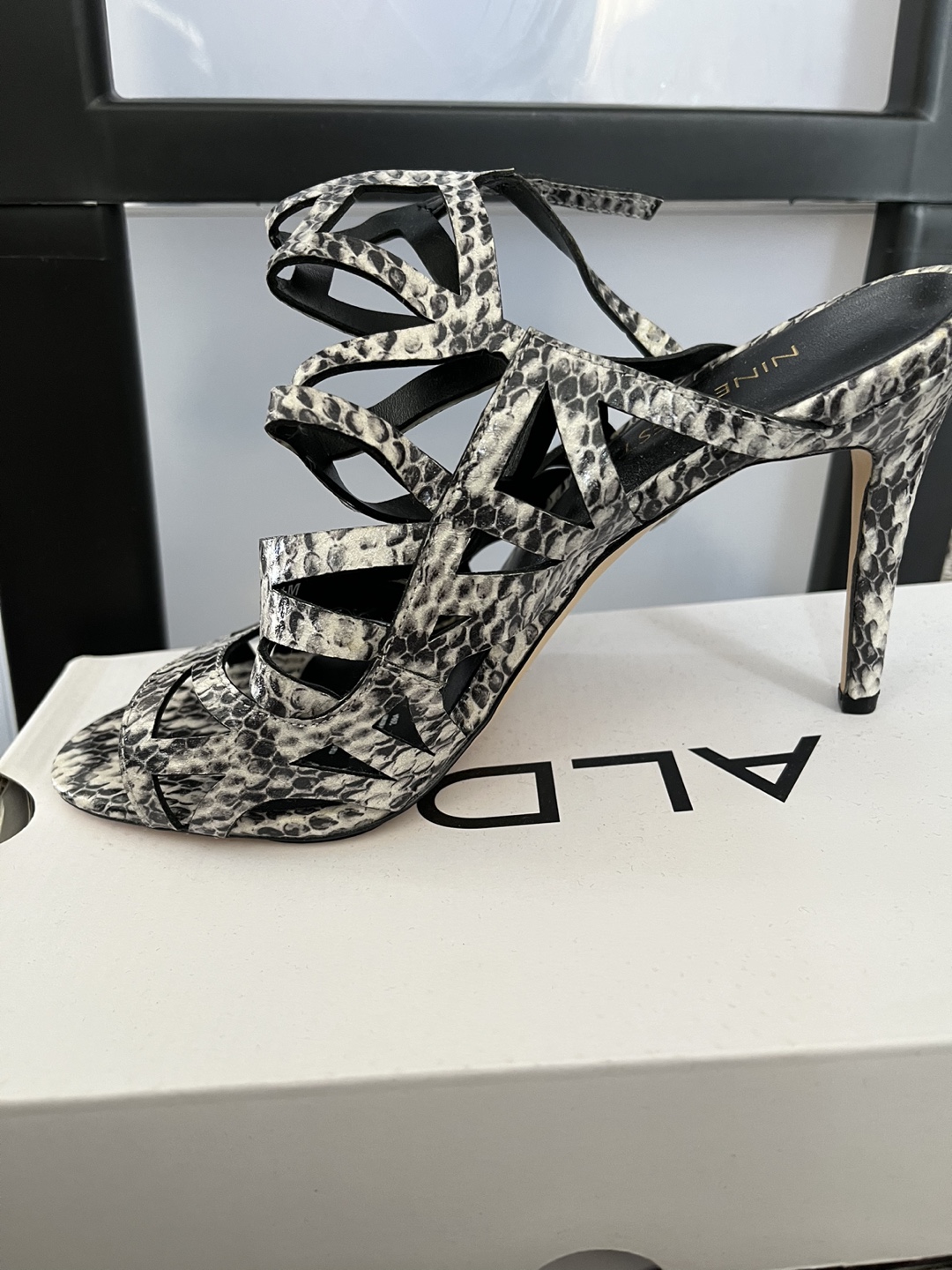 Snake skin toned heel image indicator(2)