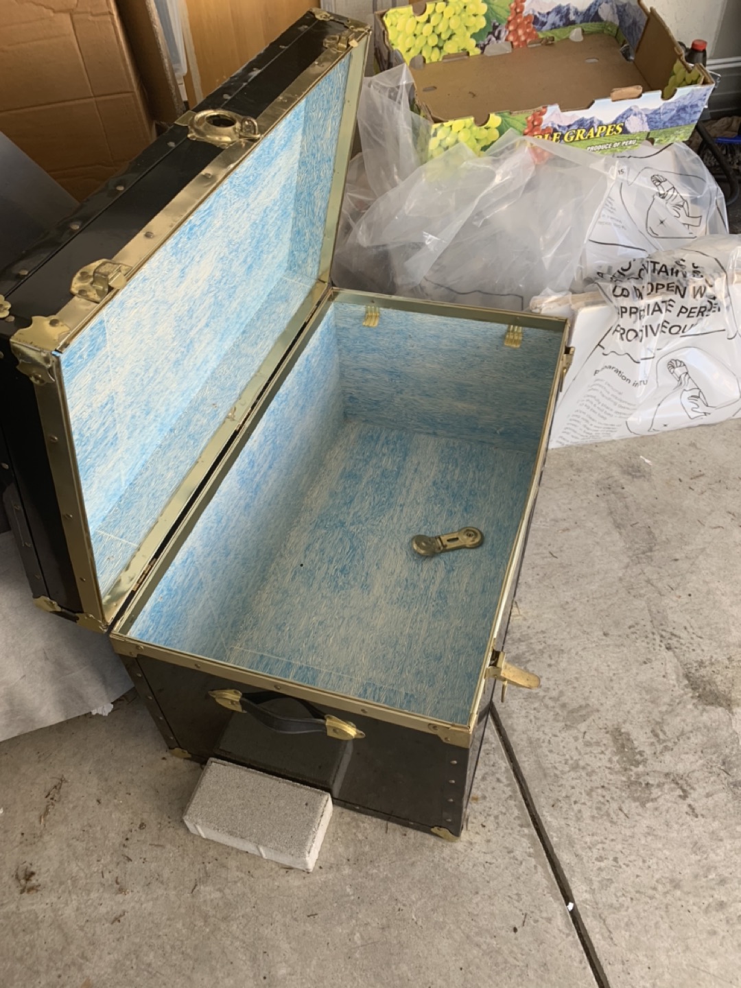 Black Storage chest trunk 🌱 thumbnail
