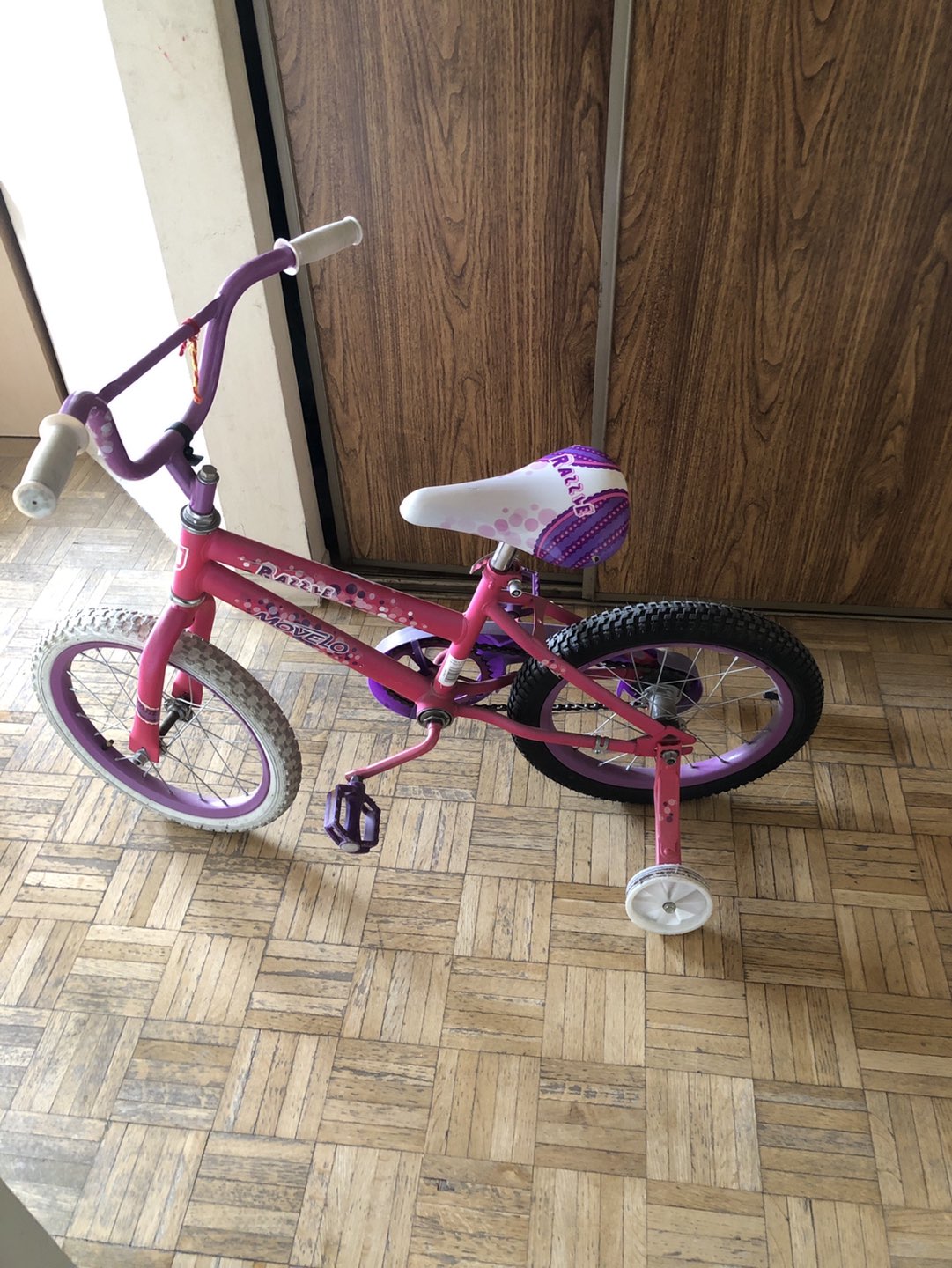 Urgent moving sale Girls Bike with Training Wheels (2-6years) - photo 2