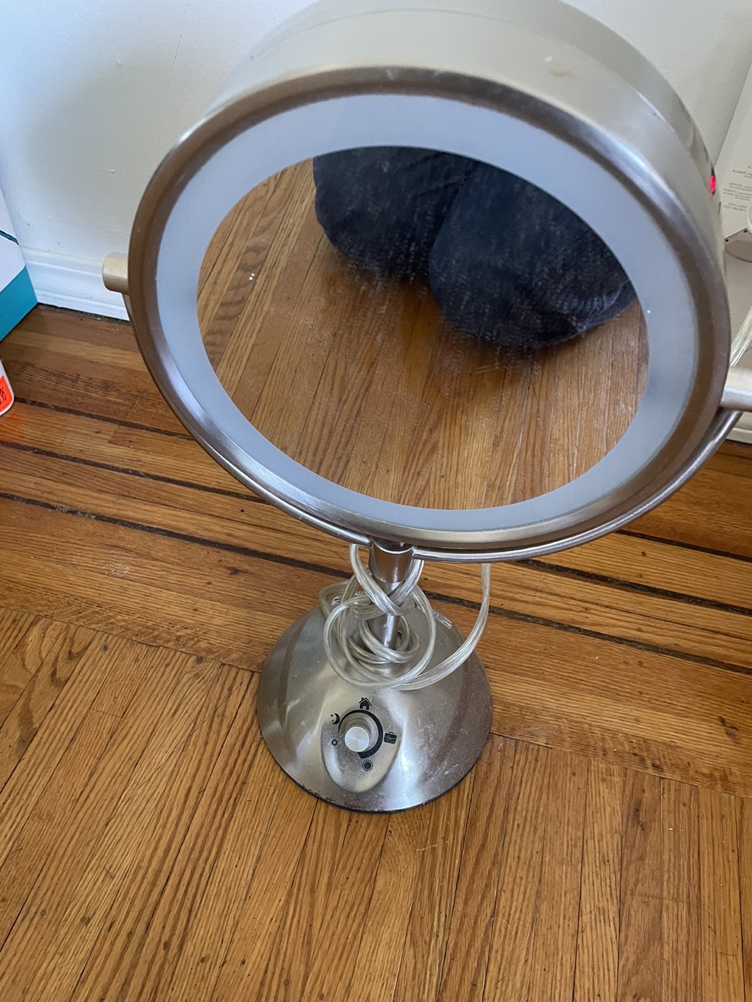 Double sided make up mirror- regular and magnified. image indicator(2)