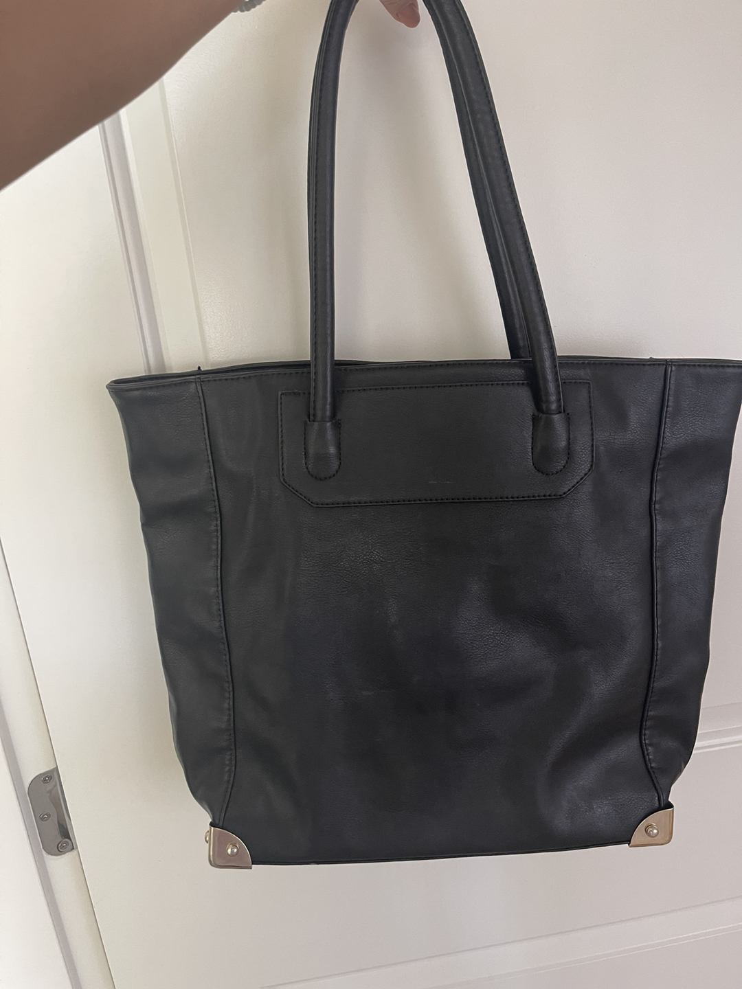 Woman’s leather shoulder bag thumbnail