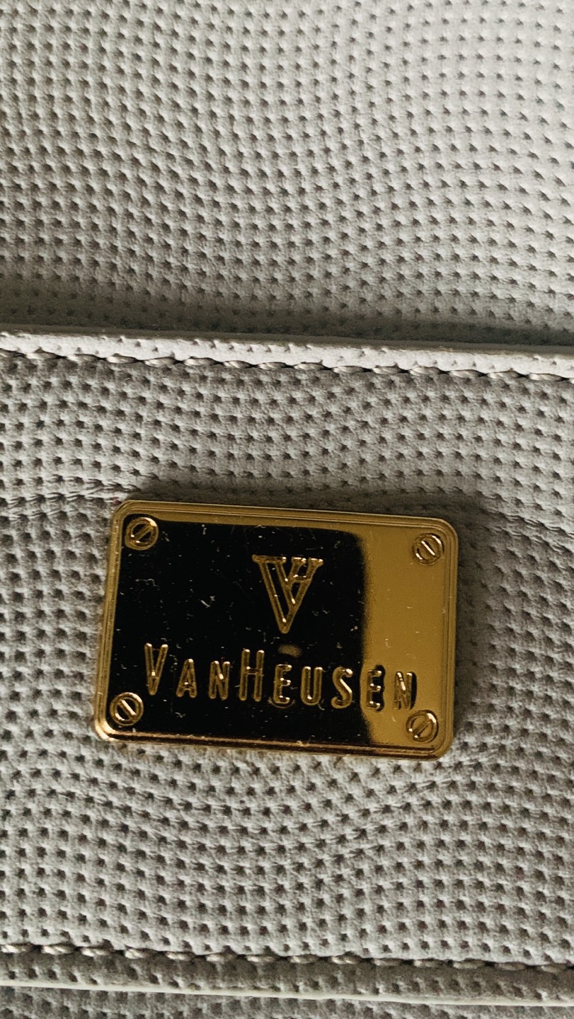 Van Heusen vanity bag image indicator(2)