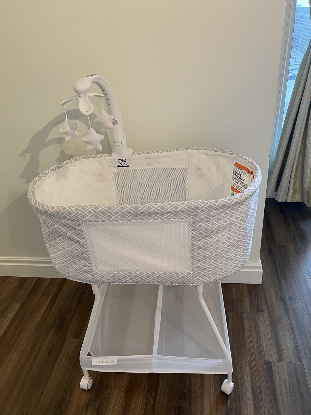 Bassinet with wheels