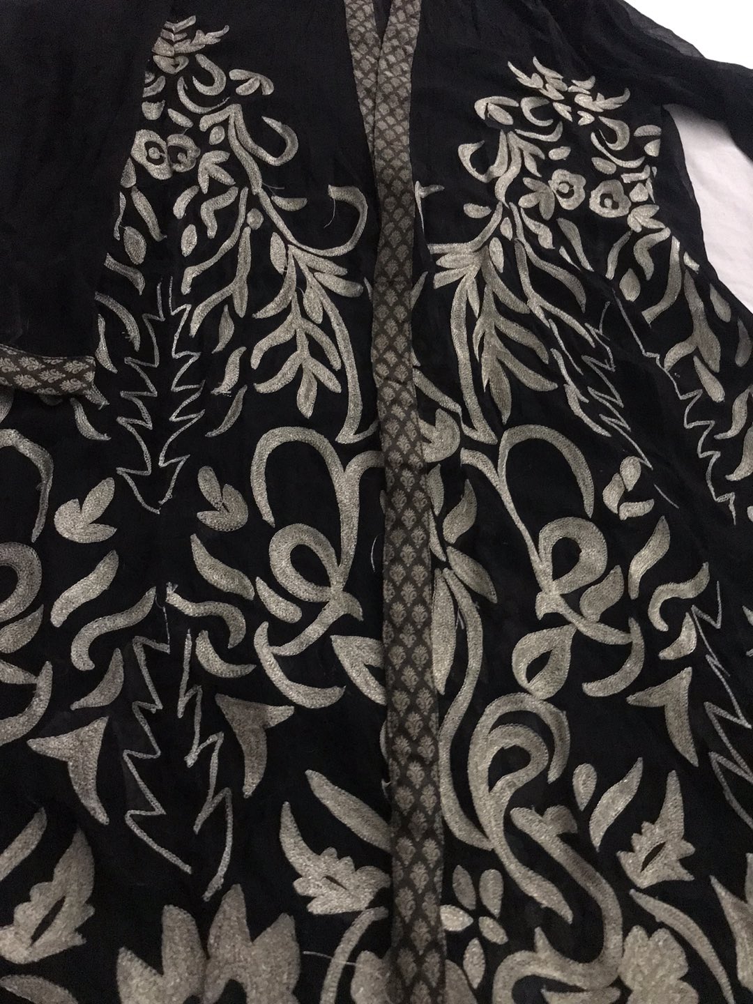 Beautiful embroidered gown Size small/young girl size - photo 5