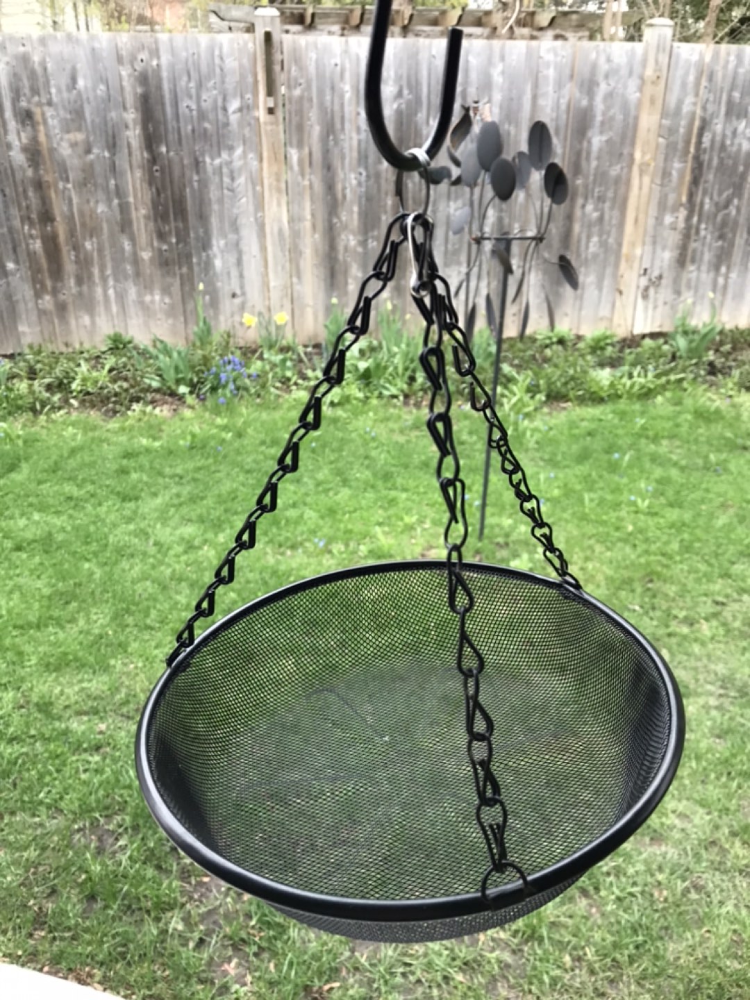 Metal tray bird feeder