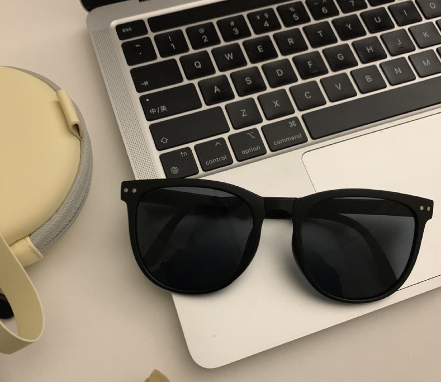Foldable sunglasses with case - photo 3