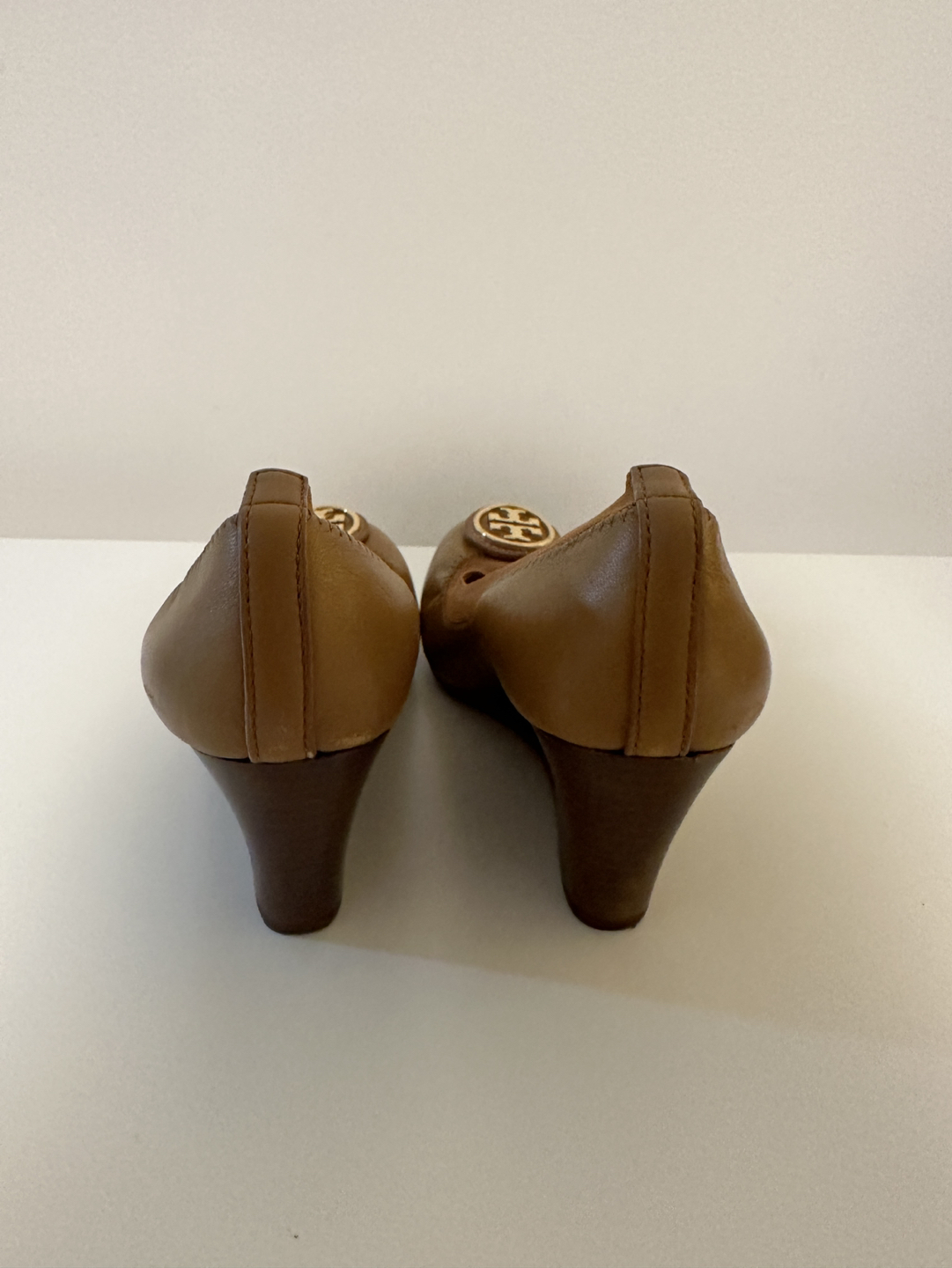 Tory Burch beige wedge shoes size 7 - photo 4
