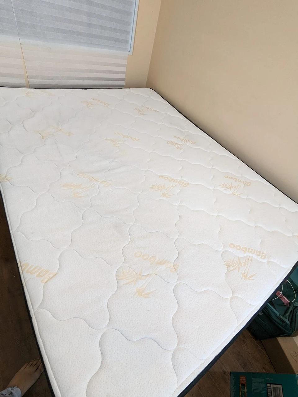Queen bed in excellent condition - photo 2
