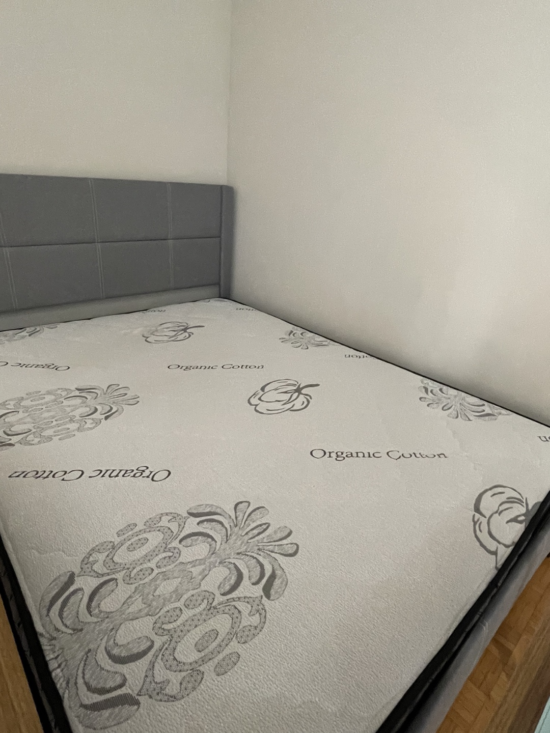 MOVING SALE! QUEEN BED FOR $350 thumbnail