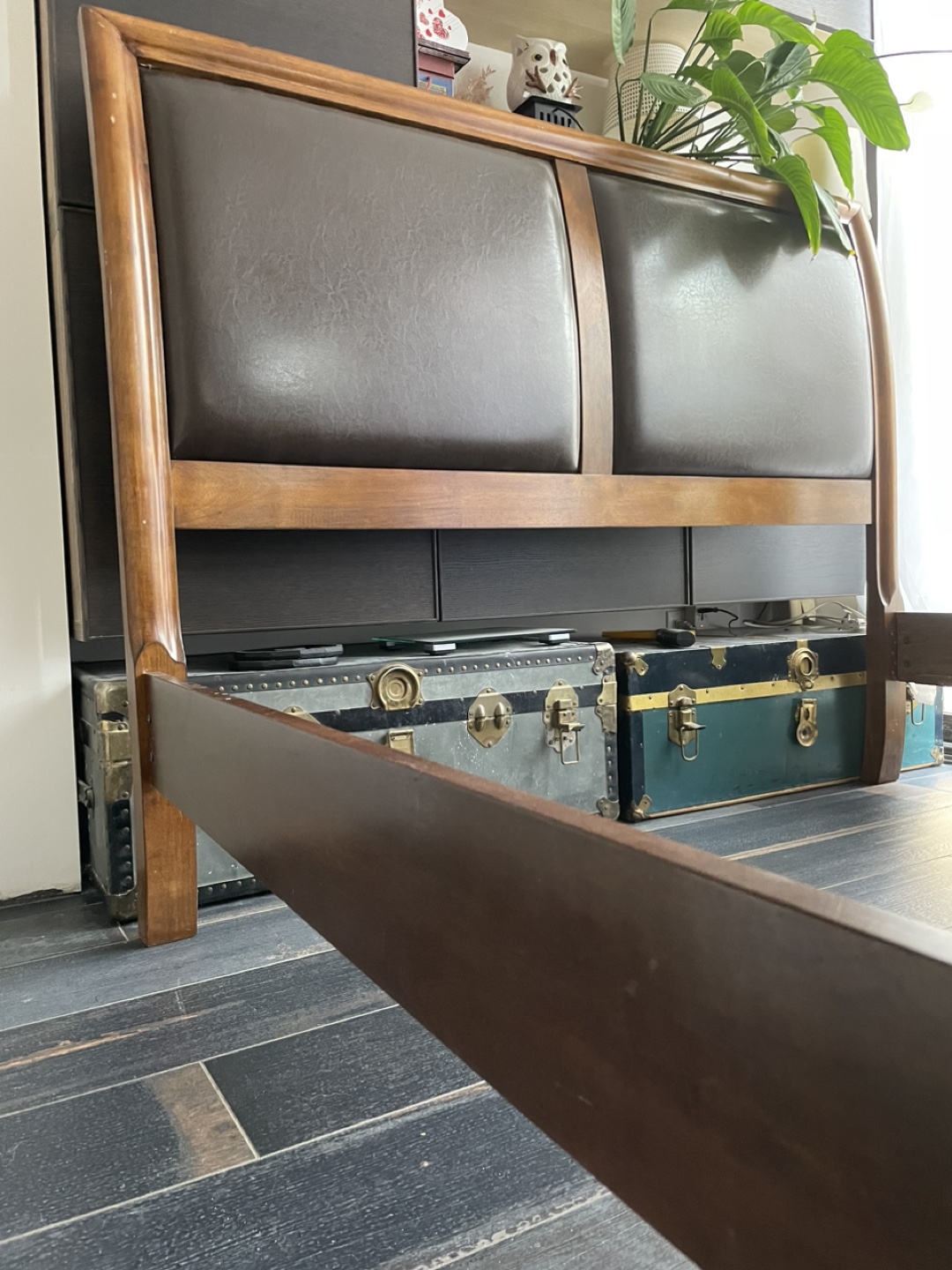 ⬆️ Queen, solid wood bed frame with leather headboard - photo 2