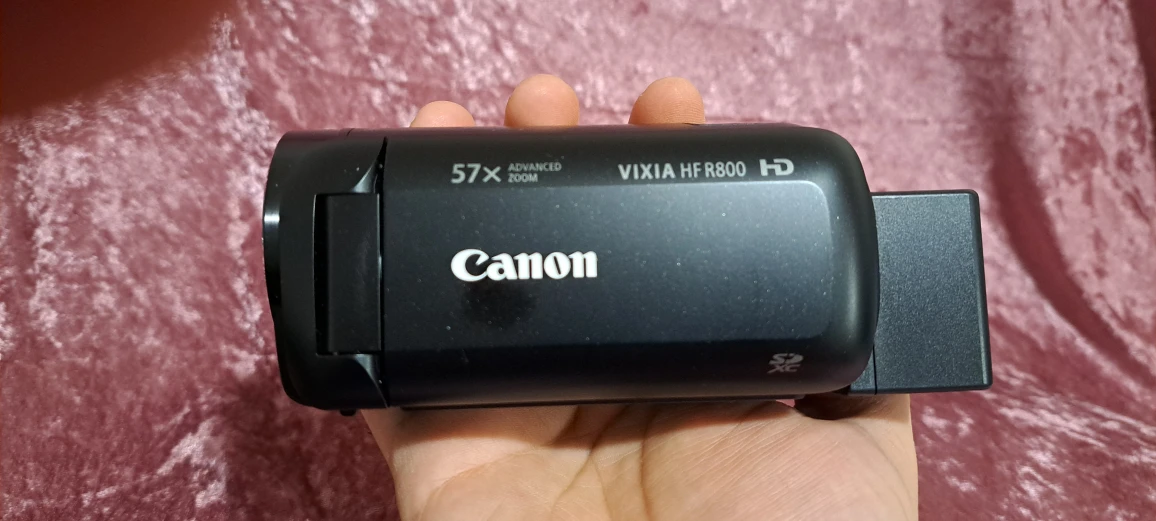 Cannon Vixia HF R800 HD - barely used - just like new