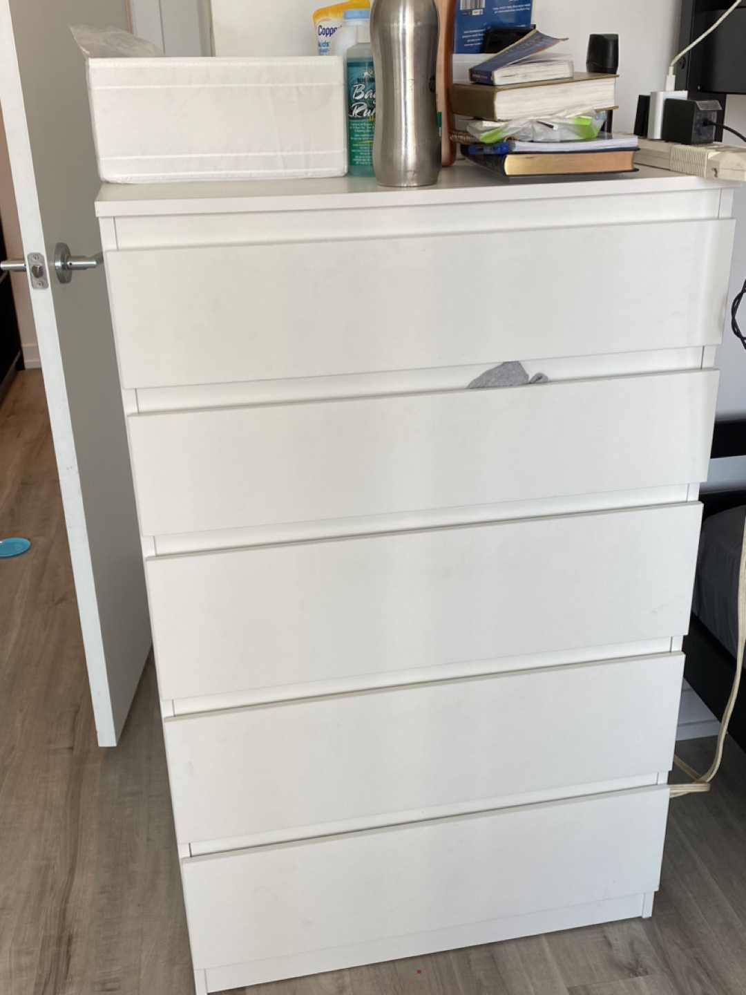 White 5 drawer dresser.