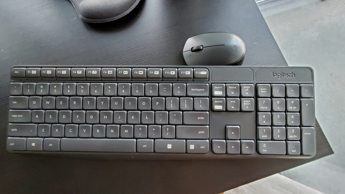 Wireless Logitec Keyboard and Mouse