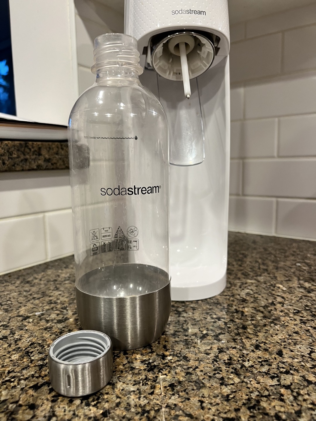 SodaStream FIZZI Sparkling Water Maker in White & 1L bottle - photo 4