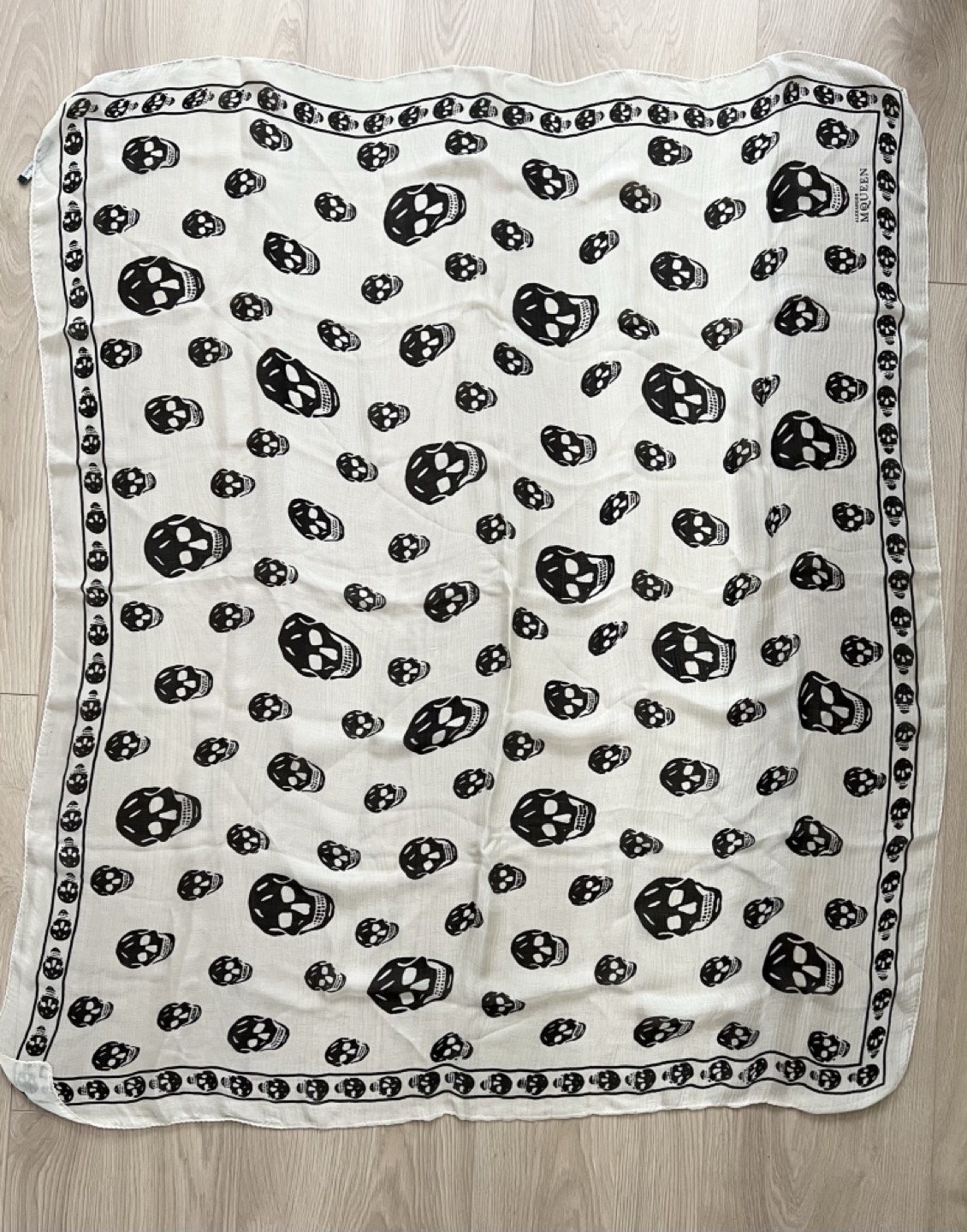 Alexander Mcqueen Skull scarf thumbnail