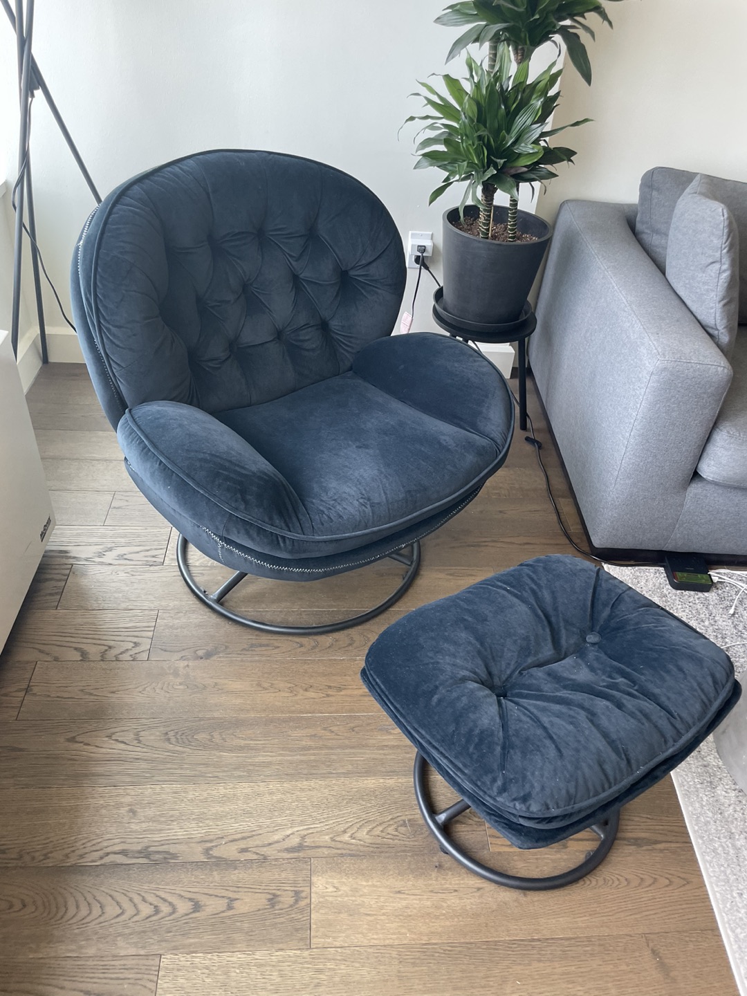 Black Swivel Accent Chair - photo 2