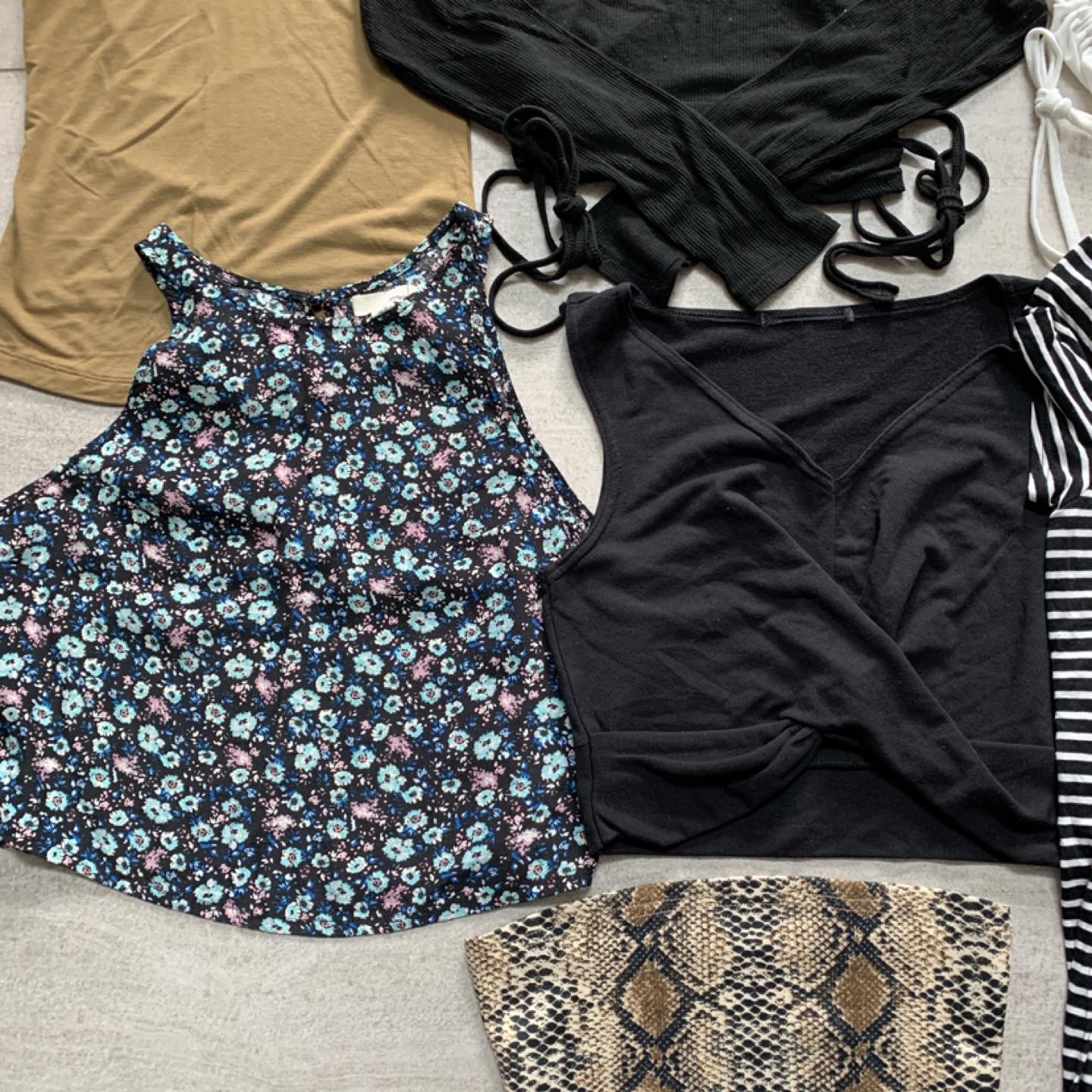 XS/S Lot of 9 Pieces Women’s Tops and Leggings - photo 3