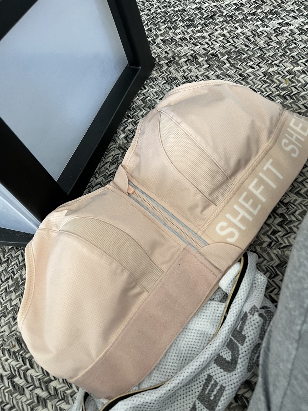 Sports bra by Shefit image indicator(4)