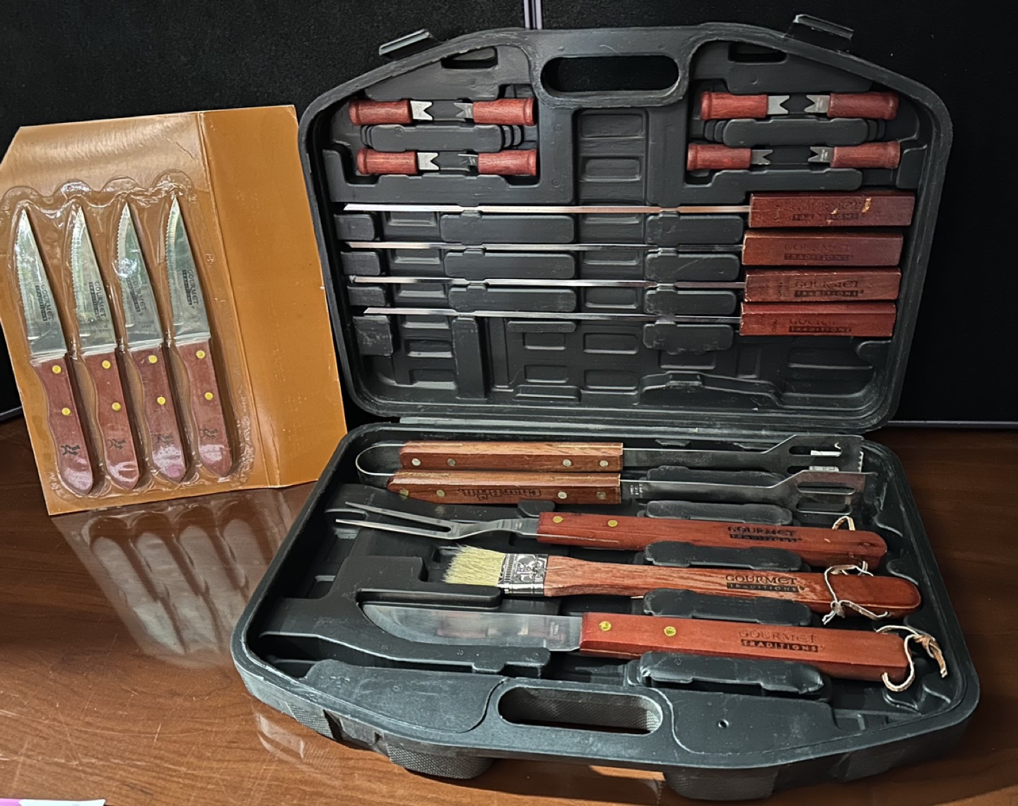 Gourmet Tradition Grill Set & 4 Steak Knifes