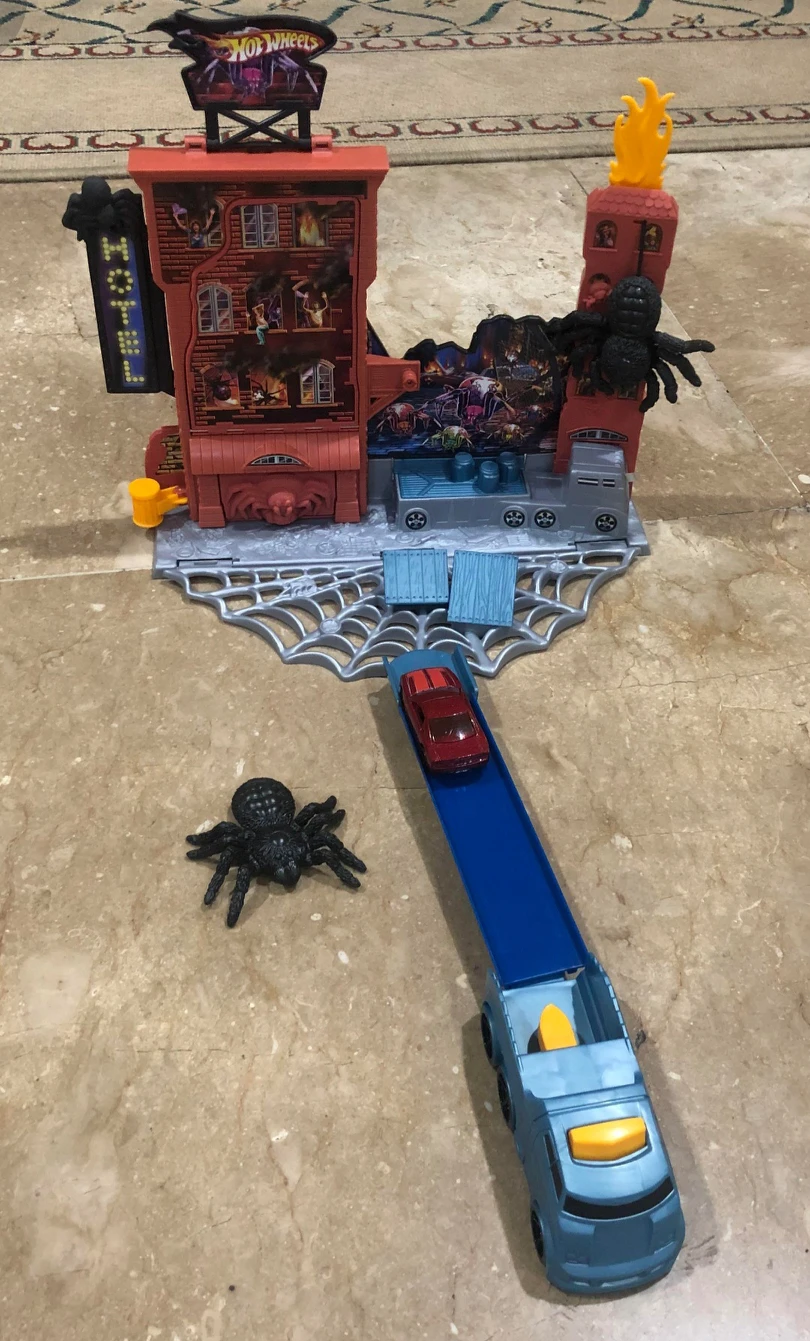 Hot Wheels Spider Hotel Flip n Go & Storage Garage Speedway. EUC image indicator(2)