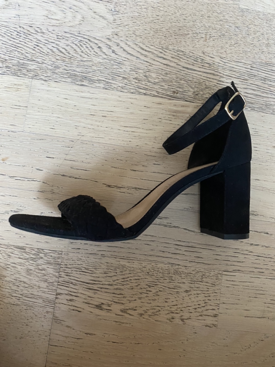 Elegant black sandals