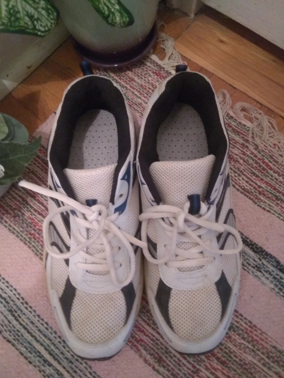 Men's running shoes thumbnail