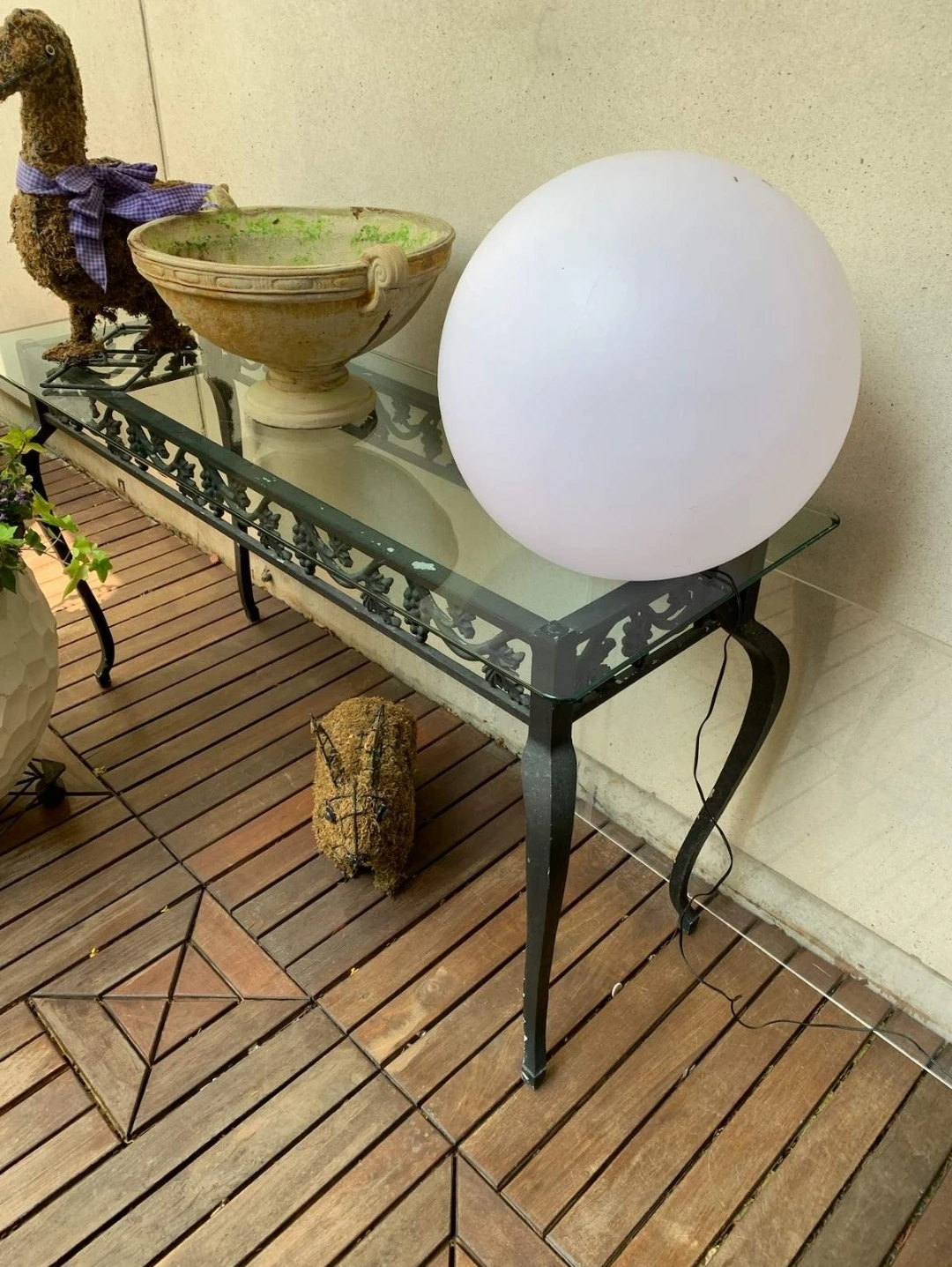 Glass table +globe lights up