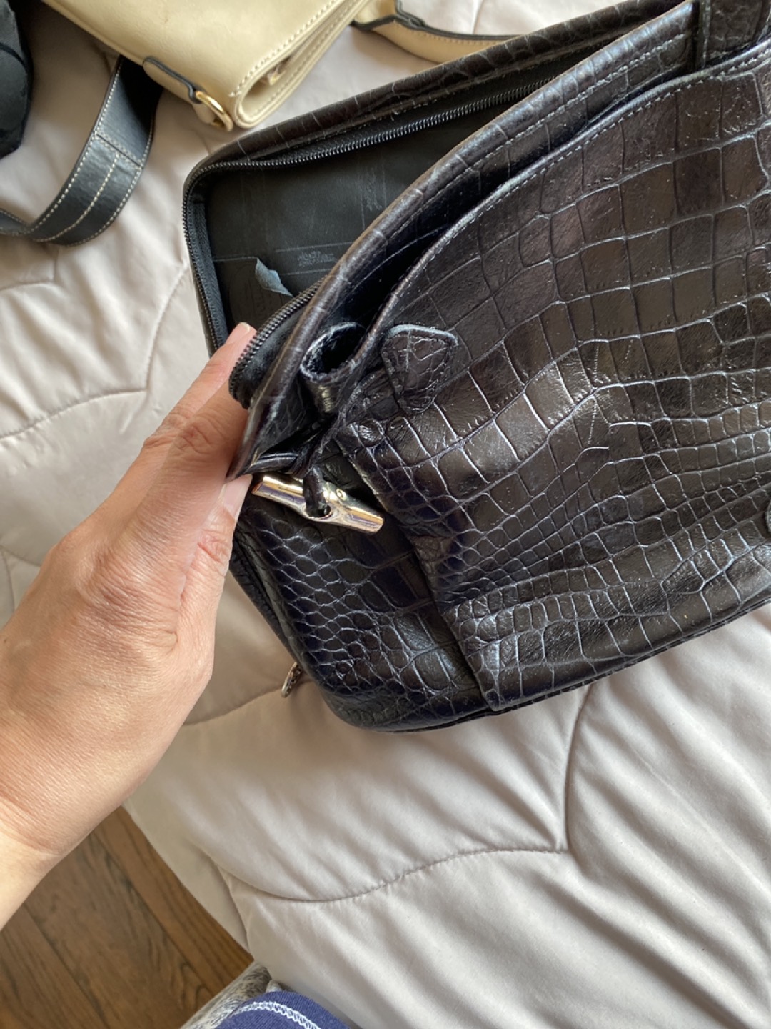 Black purse image indicator(4)