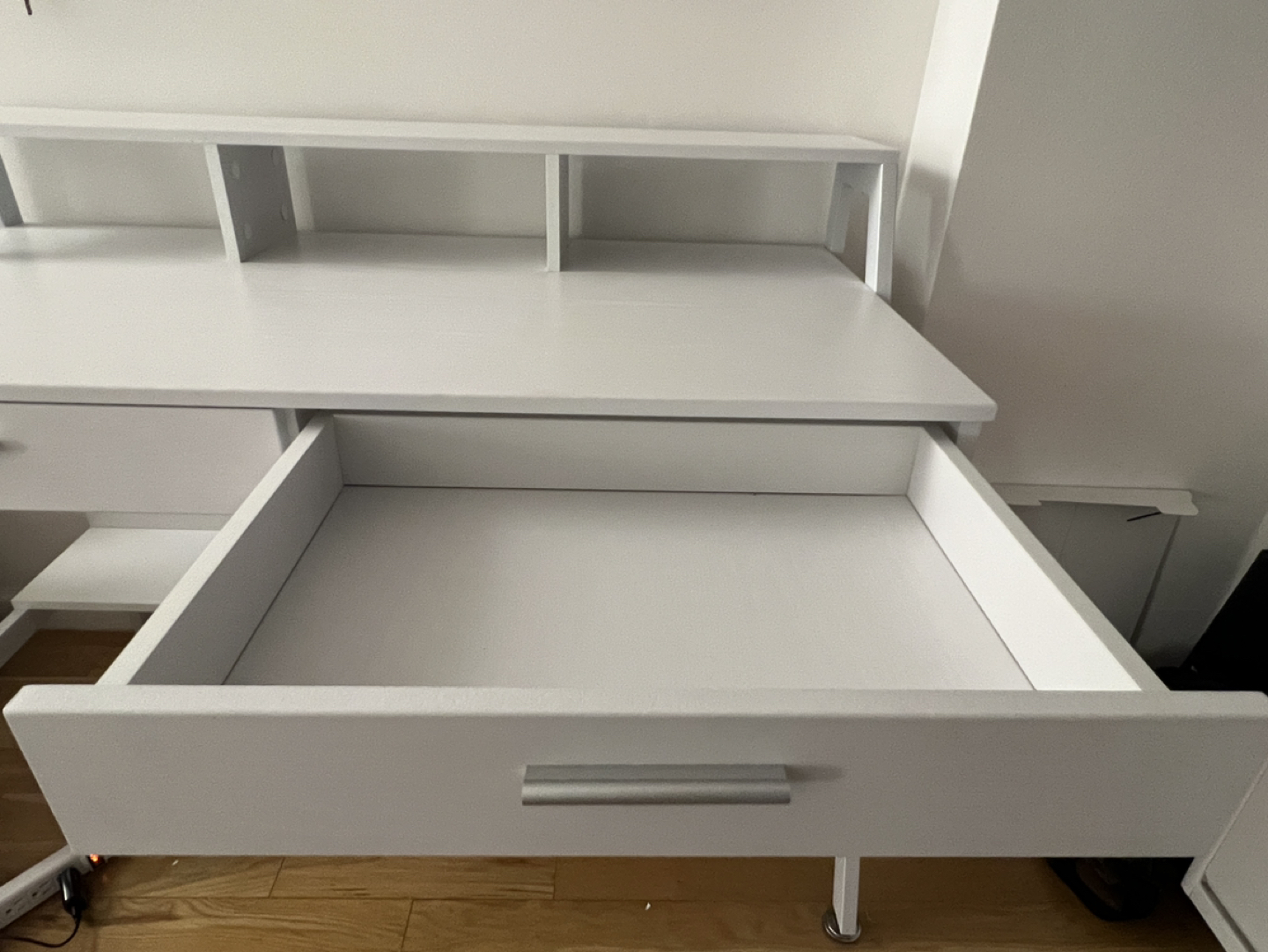 Desk - photo 3
