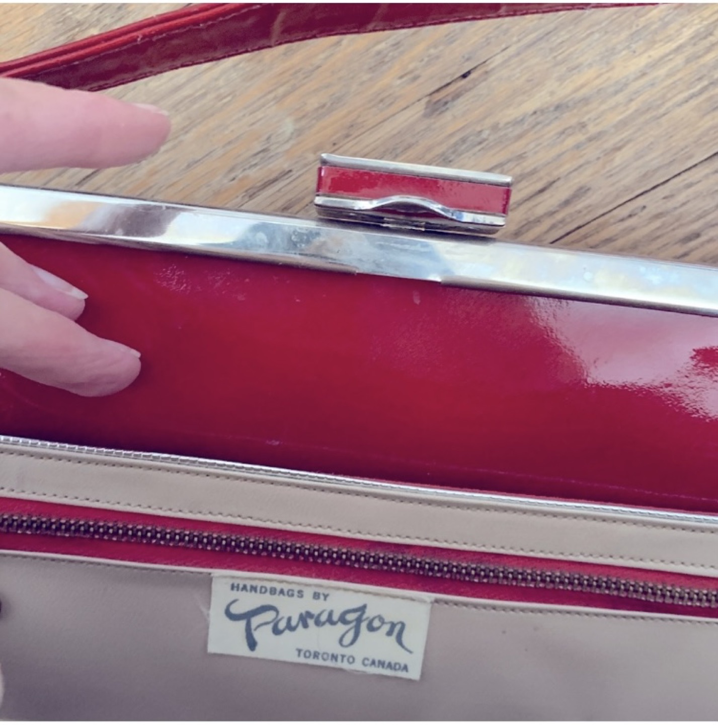 Vintage 1950’s Gorgeous Large Candy Apple Patent Leather Purse image indicator(2)