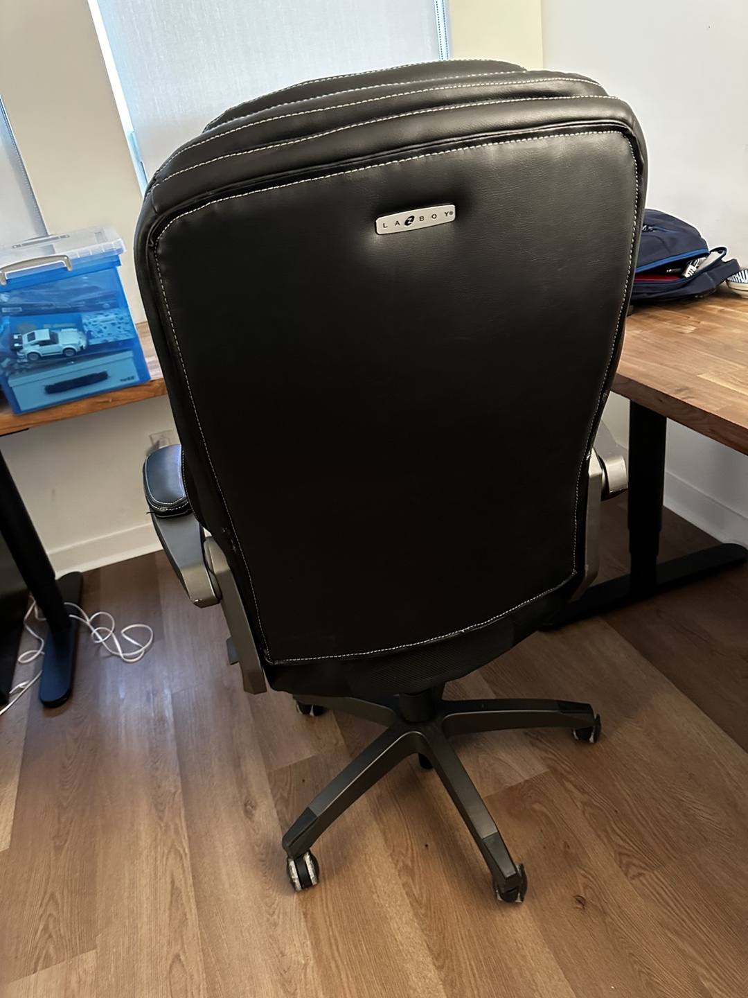 La-Z-Boy Manager Chair with Adjustable Headrest - photo 2