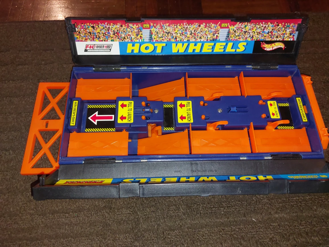 Hot Wheels Spider Hotel Flip n Go & Storage Garage Speedway. EUC image indicator(5)