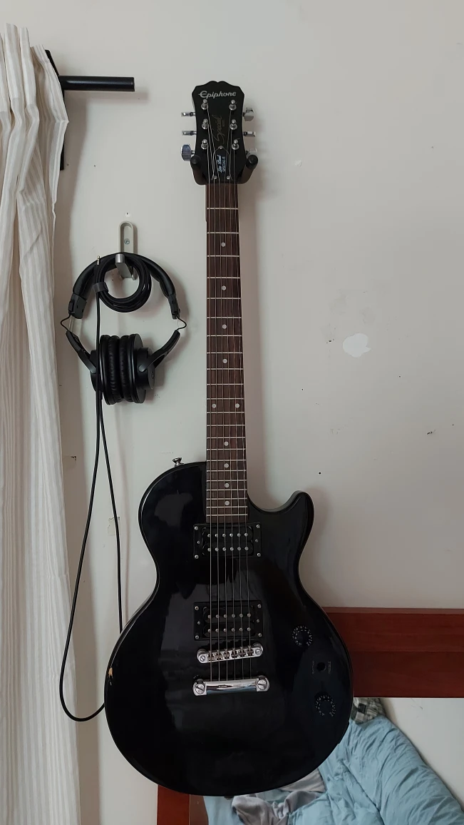 Guitar with Amp - photo 2