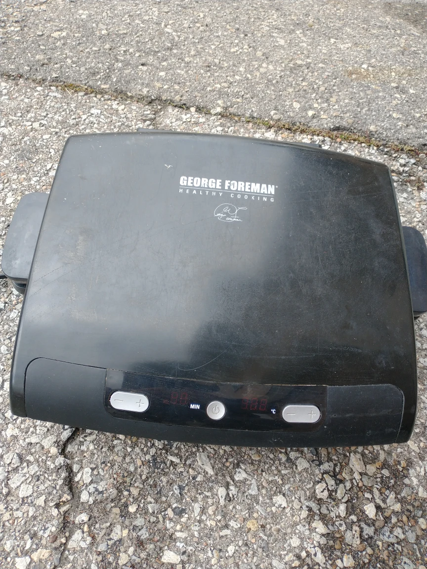 George Forman Healthy Grill barely used ,good  coating .