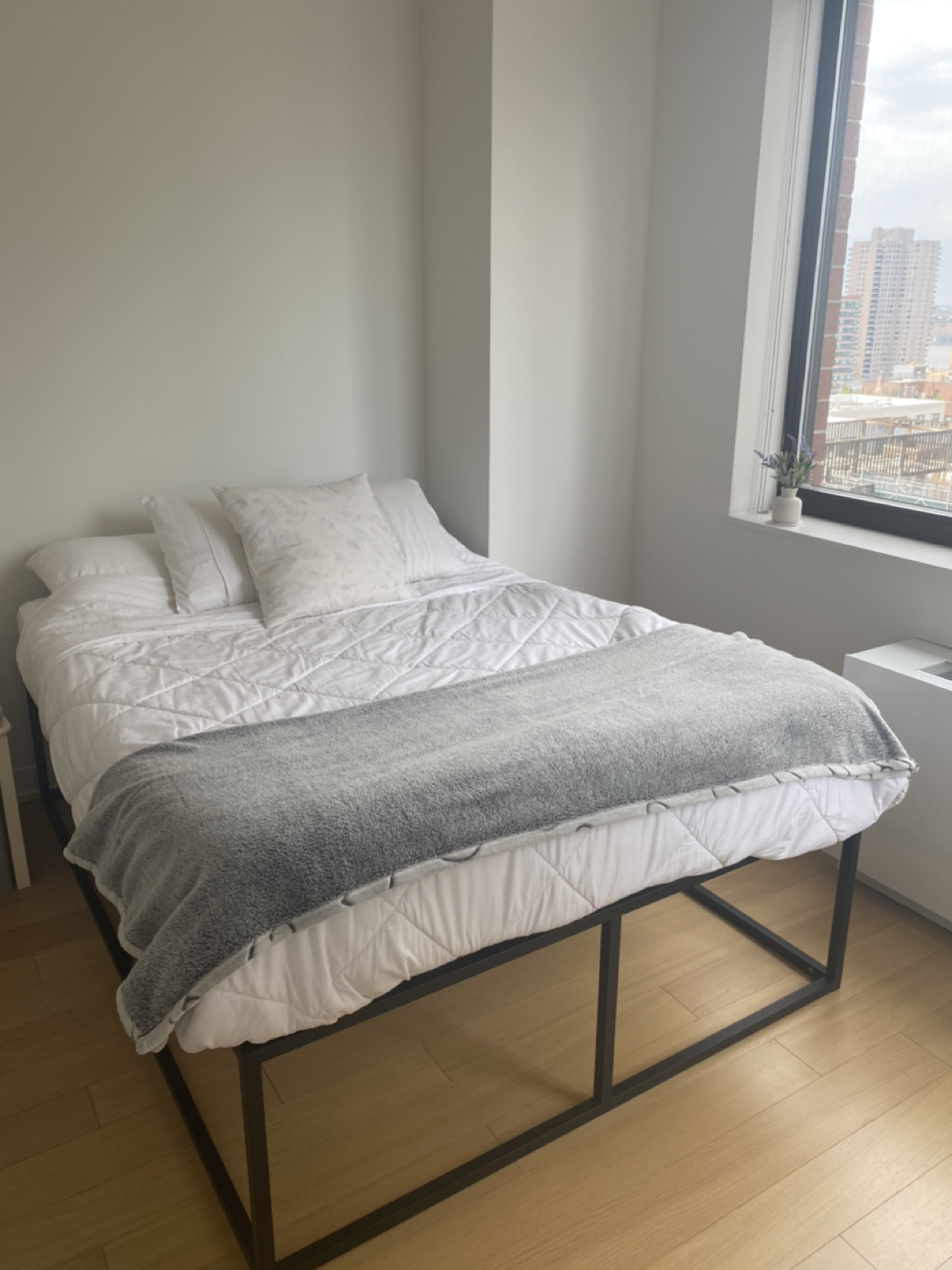 Full size bed (matress and frame) thumbnail