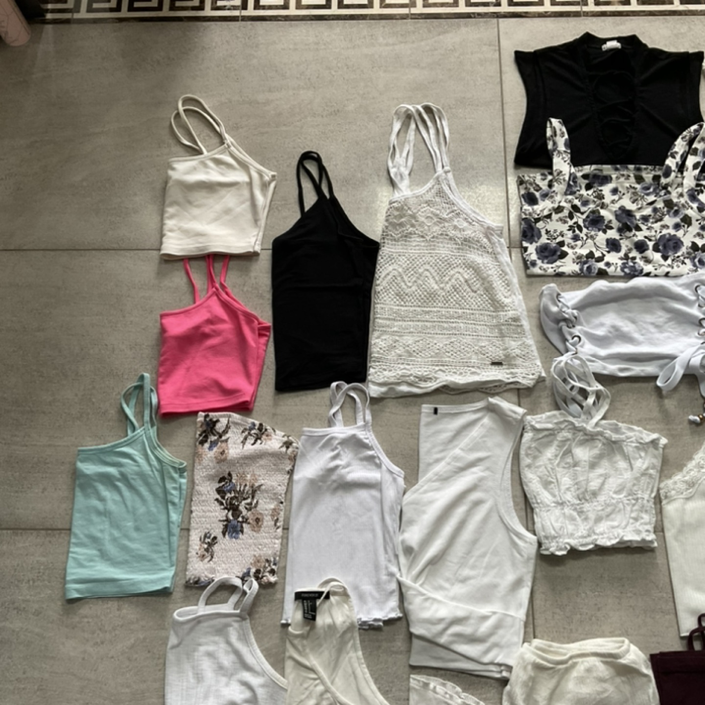 🎀 XS/S LOT OF 25 TANK TOPS 🎀 GENTLY USED - photo 2