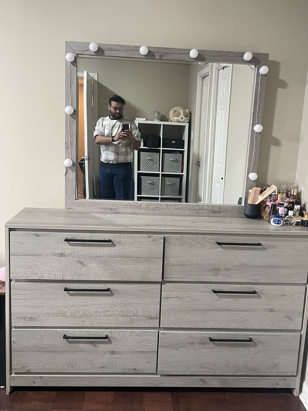 Beautiful Dresser with lights thumbnail