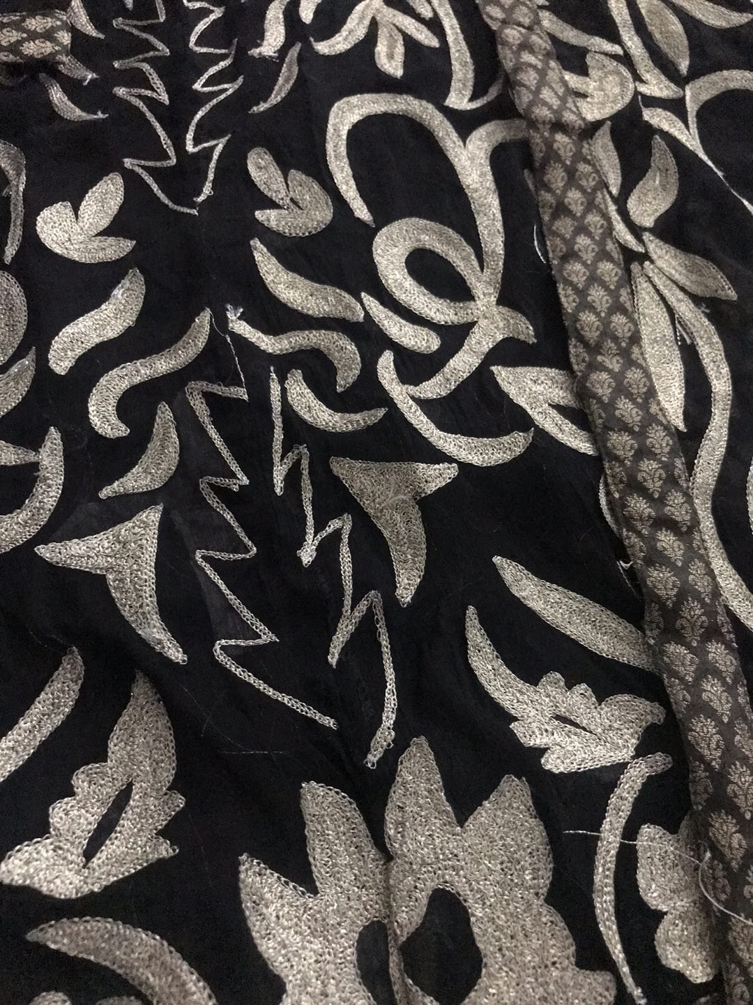 Beautiful embroidered gown Size small/young girl size - photo 3