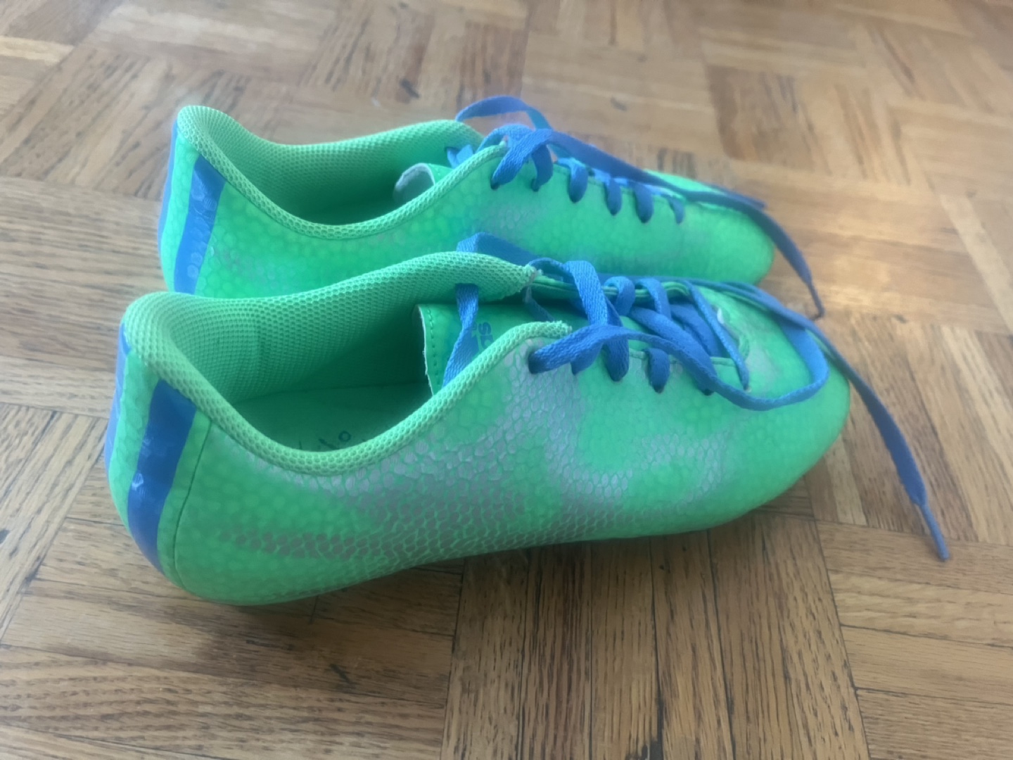 Adidas womens size 6 soccer cleats